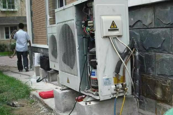 中央空調主機外機漏水原因